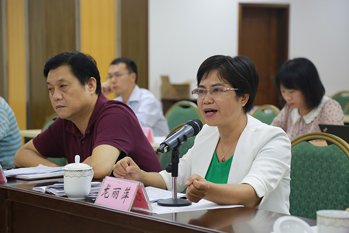 "勤廉榜样"代表罗玉英发言(摄影:贝思坤)何敏通报了"勤廉榜样"宣传